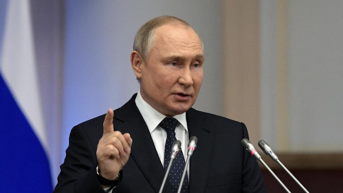 Putin signs decree banning oil exports to EU countries that put price cap