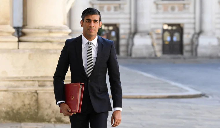 UK PM Rishi Sunak apologizes for not wearing seatbelt in back-of-car .